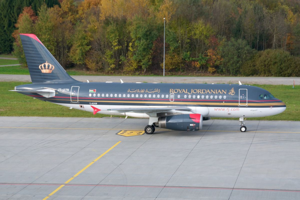 Літак Royal Jordanian в аеропорту